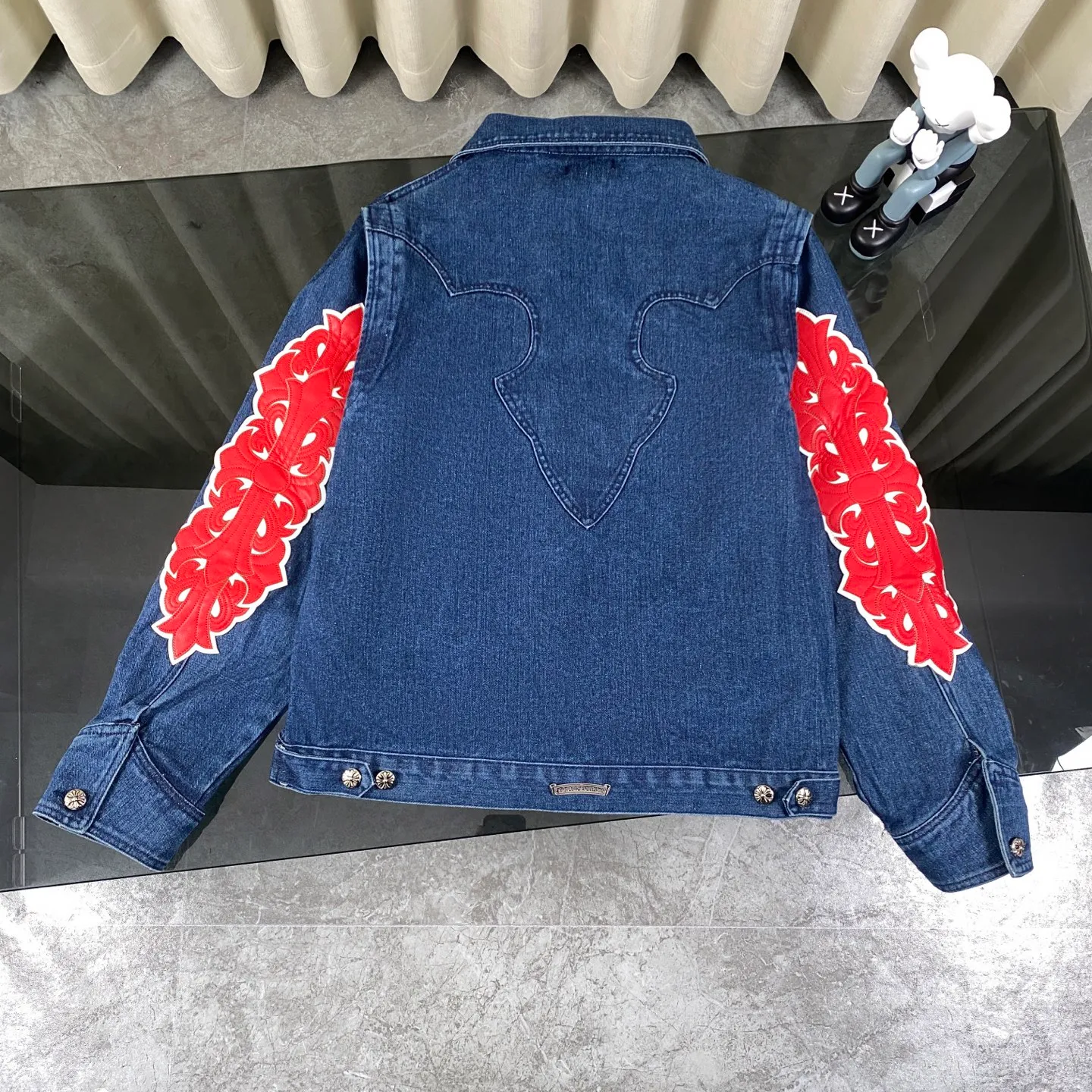 🅿️360 Chromehearts Chromehearts Flame Arms Red Flame Spliced ​​Leather Vine Denim Jacket, the same style as the star, multi-material leather cross, leather embroidery denim jacket, cabinet price N➕ level, patchwork cross flower embellishment, washed denim! !   Absolutely high-end luxury products, 2W-level god-level single products, super popular products, made by top heavy industry, a magic weapon that cannot be missed to hit the streets!  Color: washed blue Size: M-XL